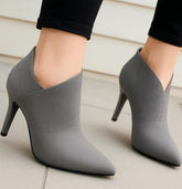 Comprar bota feminina cano curto com salto fino cinza e bico elegante para looks urbanos sofisticados em promoção DAFITI